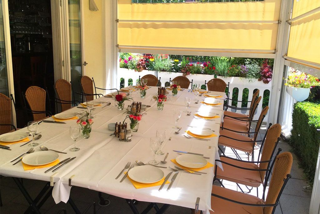Mittagstisch auf der Terrasse